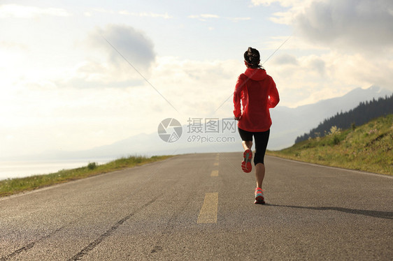 在路上奔跑的年轻健身女子赛跑者图片