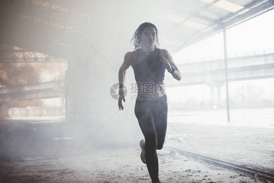 在户外做运动的女人在雨天图片