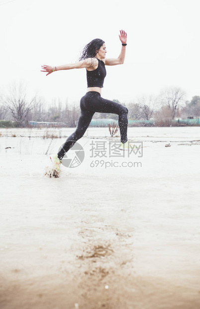 在户外做运动的女人在雨天图片