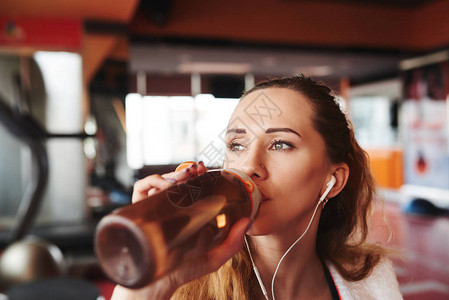 训练后喝着酒的口渴图片