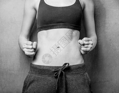 女在体重减退后露出腹肌照片以黑图片