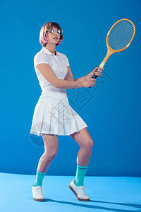 女网球运动员站在蓝线网球图片