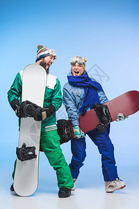几对兴奋的滑雪车手握着雪板的滑雪机图片