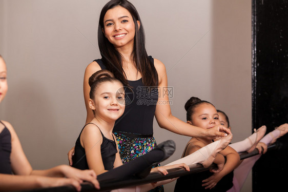 芭蕾课的愉快的舞蹈教练图片