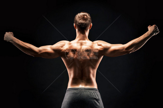 对健康的肌肉年轻男人的后视力图片