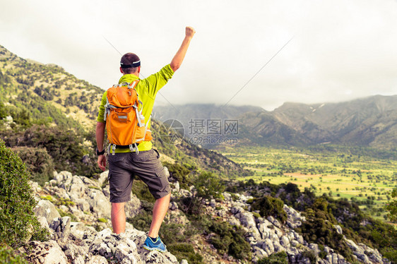 快乐登山者赢得人生目标图片