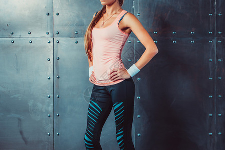 女运动员在运动服装运动服概念运动健康生活方式中展现背景图片