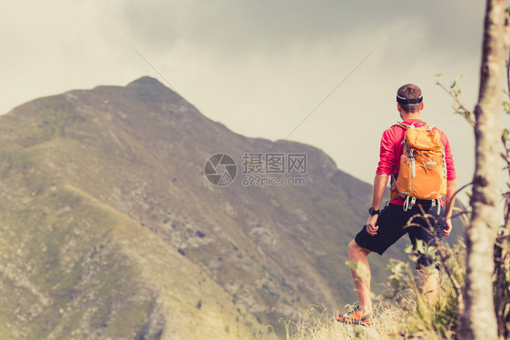 徒步旅行者背包客登山者或越野跑者在山上看着美丽的鼓舞人心的风景夏季自然户外健身和图片