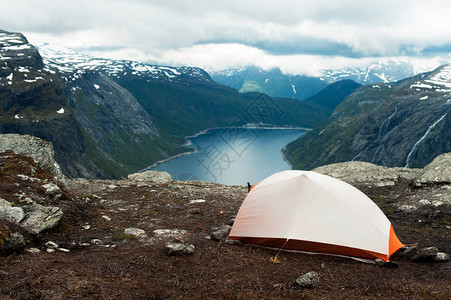 在山峭壁边缘的帐篷trolltunga背景图片