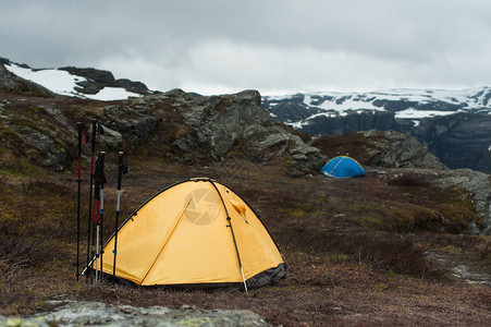 挪威斯堪的纳维亚Trolltunga旅游目的地附近的美丽的山地景色图片