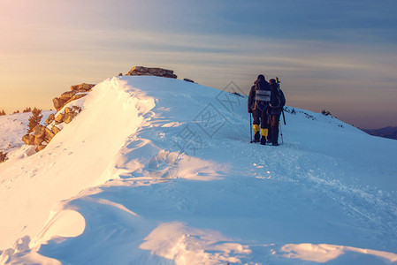 旅游者在雪山上旅行图片