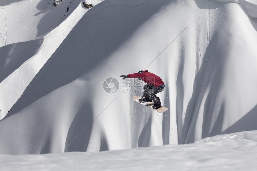 雪地骑手在雪山上跳跃极强的图片
