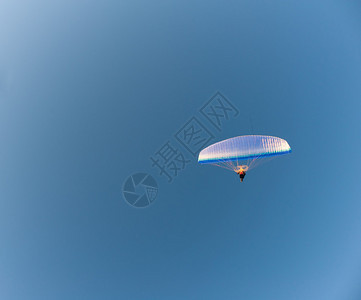 挂机滑翔机在晴朗的天背景图片