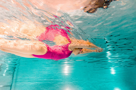 在游泳池水下粉红色泳衣图片