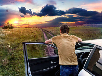 叮叮车这家伙站在汽车旁边看日背景