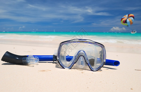 热带海滩上的浮潜设备图片
