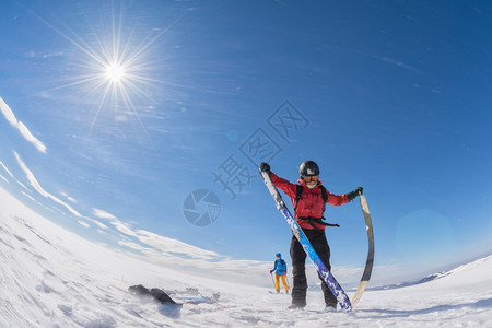 女人在风中高原上滑雪用她图片