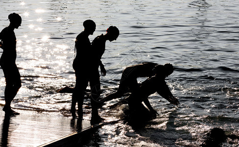 Triathlon的女游泳者图片