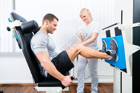 理疗病人在运动再员中使用脚压进行体操锻炼的图片