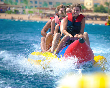 人们在阳光明媚的夏日乘坐香蕉船蓝海明图片