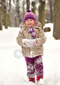 快乐的小孩在雪地里玩耍图片