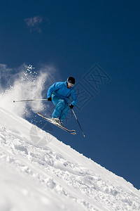 游滑雪机在滑雪斜坡图片
