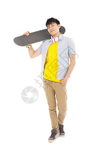 站立和拿着滑板的年轻人图片