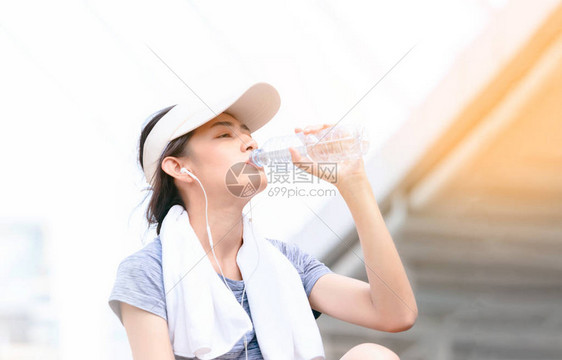 锻炼运动后饮用假期后的饮用水图片