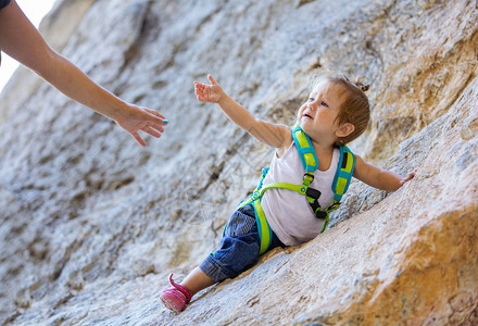 穿着登山装备的小女孩向妈伸出手图片