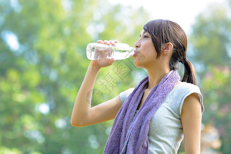 女人运动后喝水图片