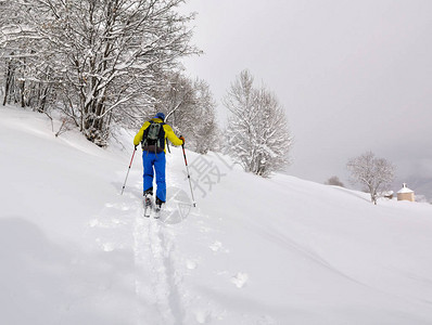 带着滑雪旅游爬山的人图片