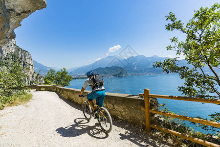 在加尔达湖骑山地自行车图片