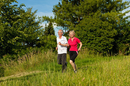 成年夫妇或老年夫妇在户外运动夏季跑步图片