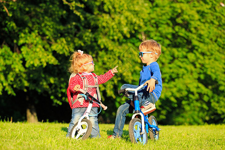 在夏日公园骑自行车的小男孩和图片