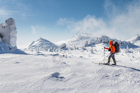 雪山地上滑雪登山冬季图片