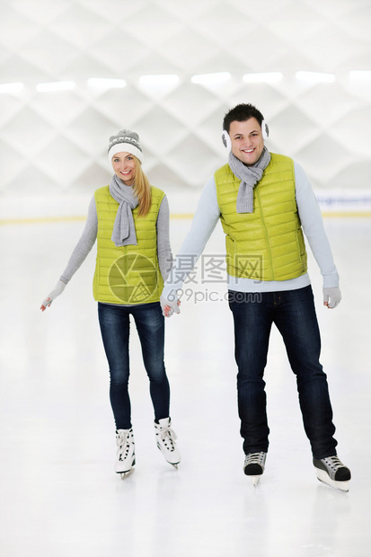 一对幸福的夫妇在溜冰场的照片图片