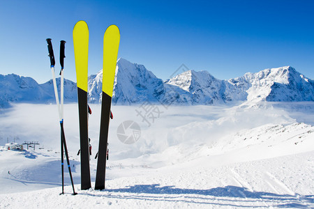滑雪冬季山脉和滑雪设图片