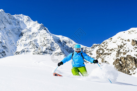 滑雪滑雪者在新鲜的粉雪中自由滑行图片