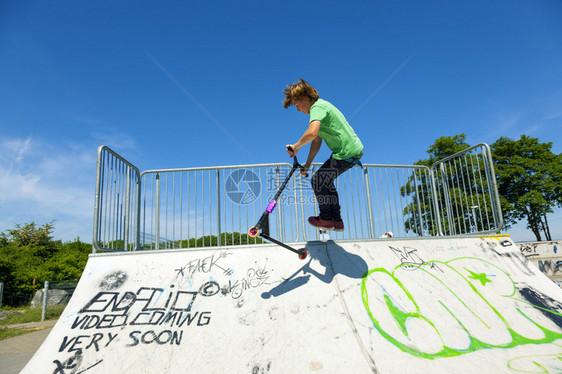 男孩在滑板公园图片