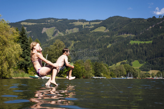 两个小孩跳进湖球夏天的好日子看图片