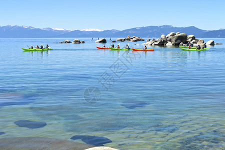 在加州Tahoe湖划图片