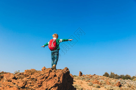 小男孩爬山旅游理念图片