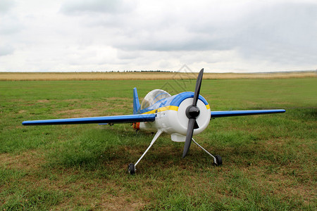模式飞机无线电控制模型飞机已准备起图片