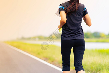 在路上跑路的漂亮女孩健康身体图片