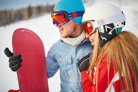 冬季运动中的情侣在雪山上穿着图片