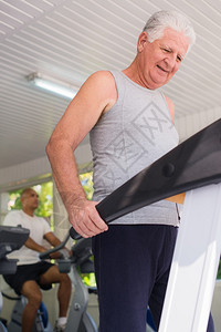 运动老年男子在健身体育馆图片