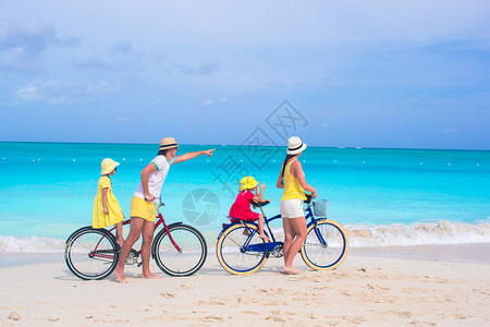 在海滩上骑自行图片