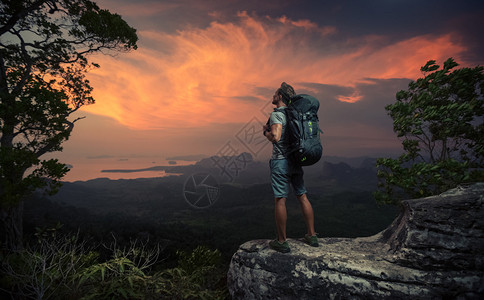 山顶的登山者站在山顶看图片