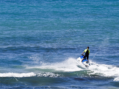 在马耳他的波浪上骑着强力喷图片