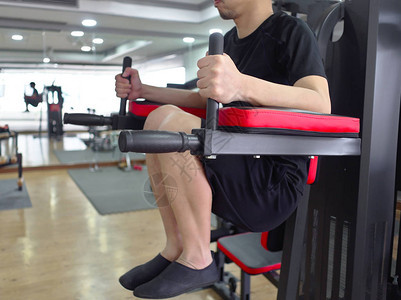体操育馆机械锻炼的亚洲年轻青年男子健图片